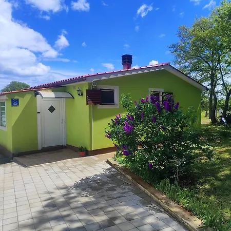 Holiday home Kuca Za Odmor Tri Sunca *